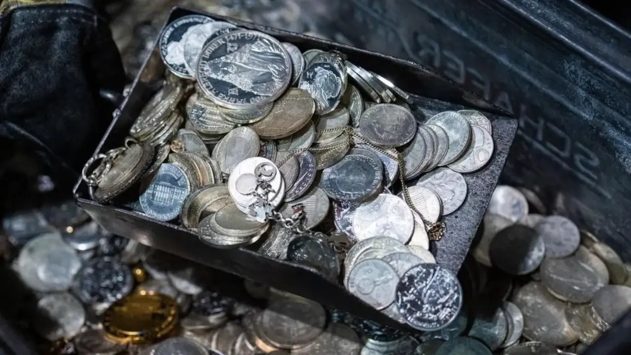 La plata se desploma más del 11% mientras los precios del metal se mantienen altamente volátiles
