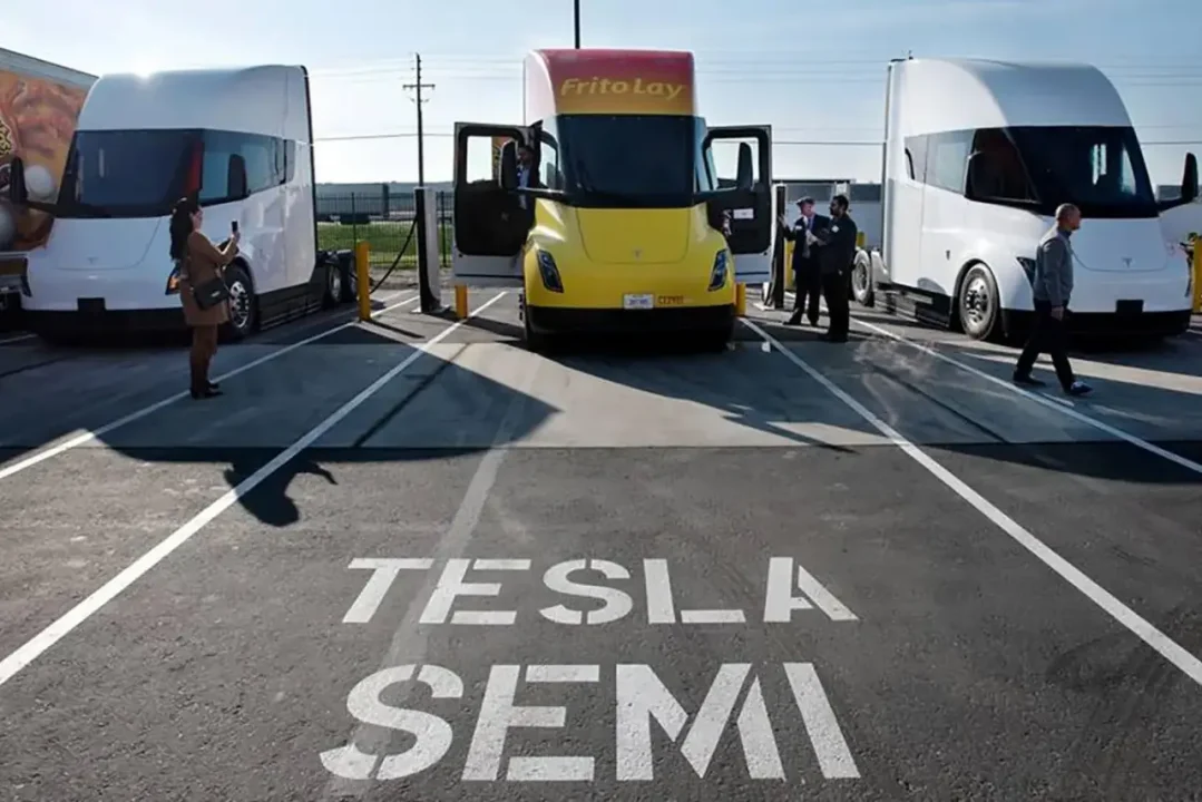 El semirremolque de Tesla por fin sale a la carretera. Y el momento no podría ser peor