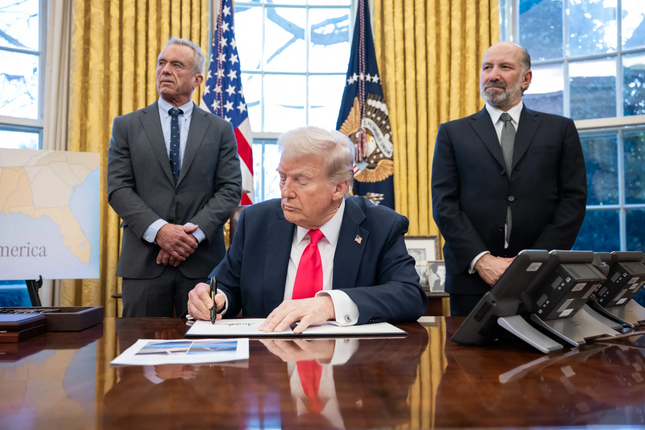 Trump firma orden para imponer nuevo arancel global de 10% tras bloqueo del Supremo; exenta bienes de Canadá y México bajo el TMEC