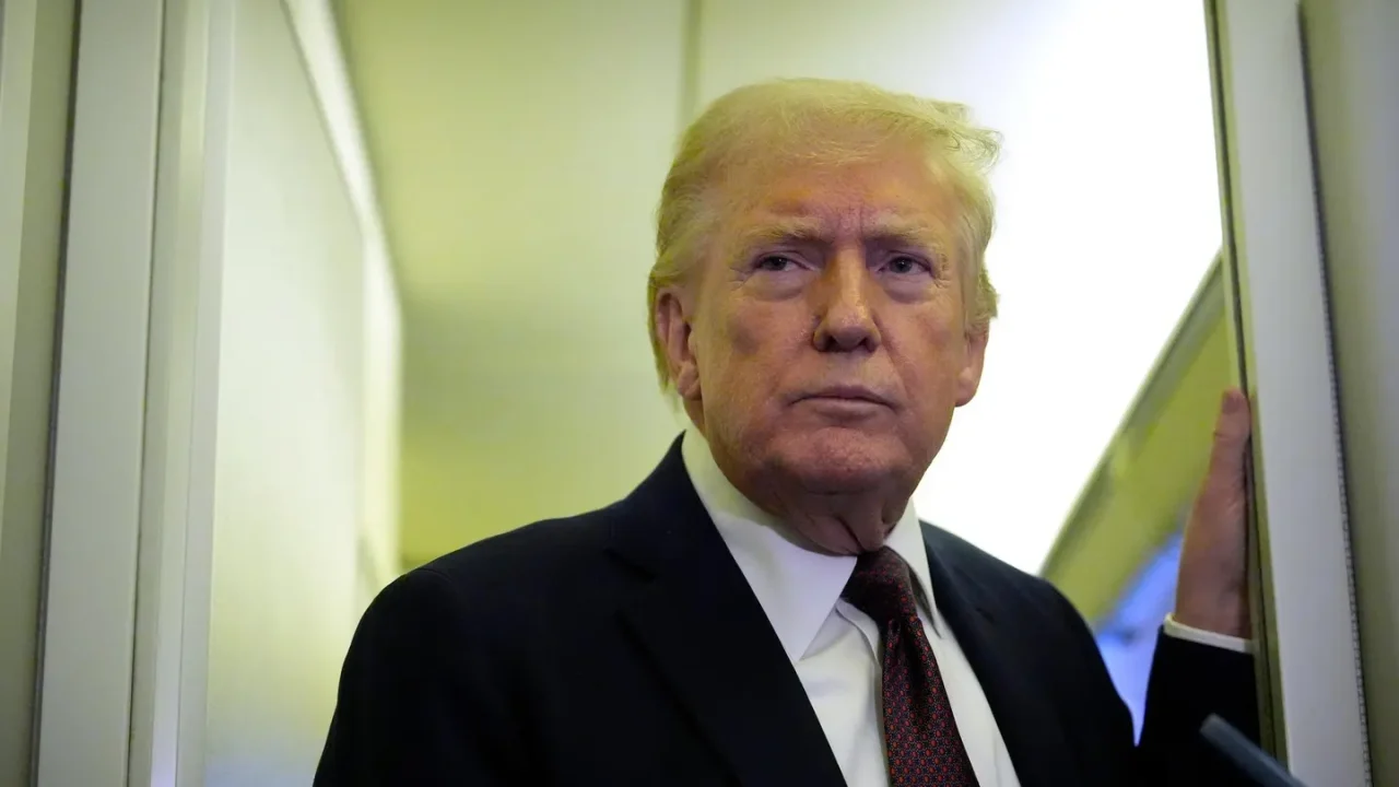 Trump apoya amenaza de regulador de revocar licencias de emisión por la cobertura de la guerra en Irán