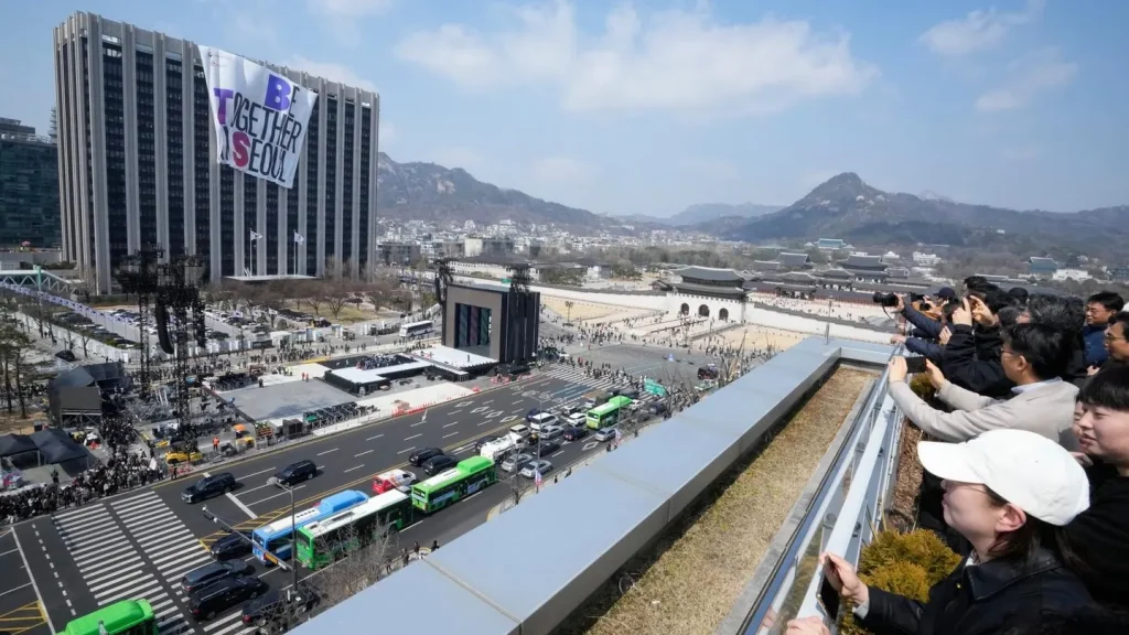 Un escenario para un concierto de regreso de la banda de K-pop BTS se exhibe en la Plaza Gwanghwamun de Seúl.
Copyright 2026 The Associated Press. Todos los derechos reservados.
