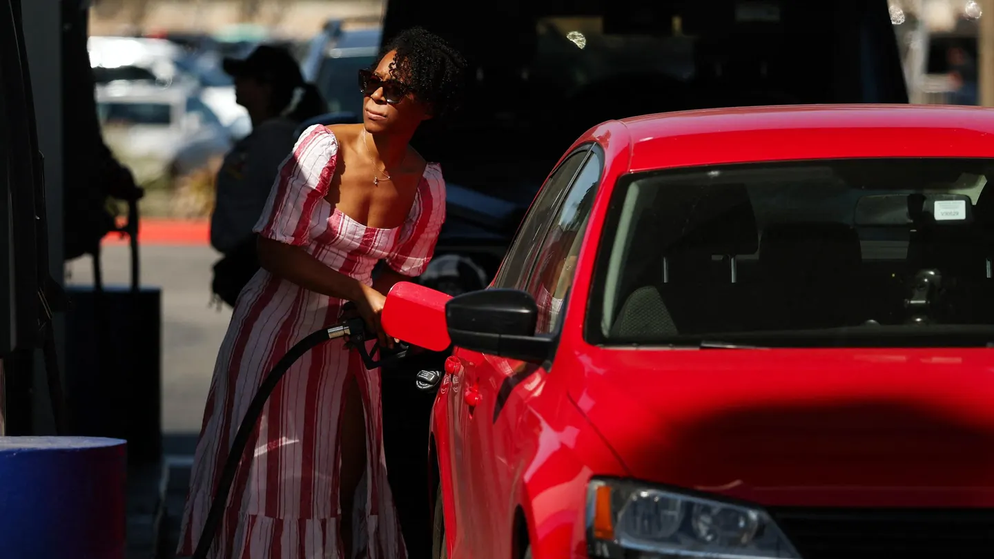 El precio de la gasolina en EU supera los 3.25 dólares por el conflicto con Irán