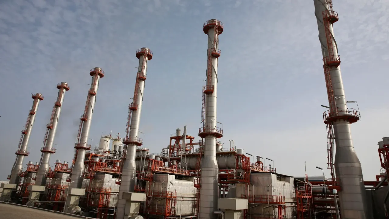Catar, bajo fuego: denuncia pérdidas en ingresos energéticos; multimillonario advierte a Irán sobre la expansión de una ‘guerra demencial’
