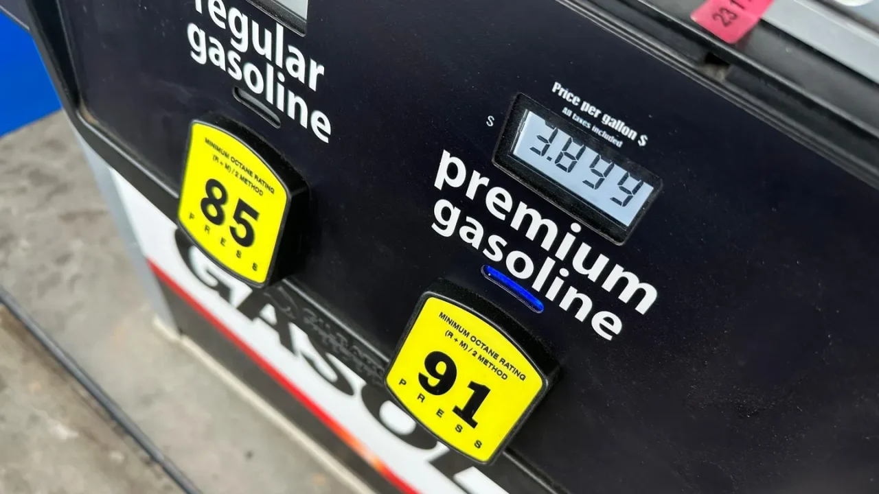 Precio de la gasolina en EU supera los 3.84 dólares por galón mientras el petróleo rebasa los 104 dólares