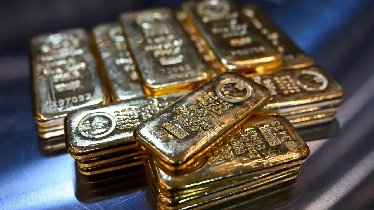 Oro y plata alcanzan mínimos en un mes: la guerra con Irán no está elevando los precios de los metales por esta razón