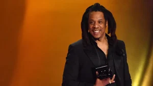 El rapero estadounidense Jay-Z recibe el Dr. Dre Global Impact Award en el escenario durante la 66ª edición anual de los Grammy Awards en el Crypto.com Arena de Los Ángeles el 4 de febrero de 2024. (Foto de Valerie Macon / AFP vía Getty Images