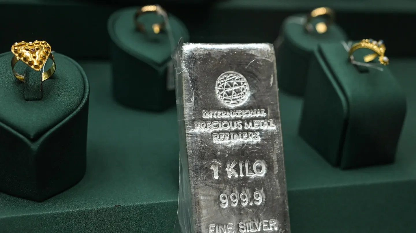 Precios del oro y la plata caen mientras el conflicto con Irán genera preocupaciones sobre la inflación y fortalece al dólar