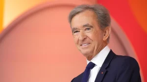 Ganar a lo grande: Bernard Arnault, CEO de LVMH, que controla el equipo francés de fútbol Paris FC, lidera a todos los propietarios de deportes con un patrimonio neto estimado de 171.000 millones de dólares. Nathan Laine/Bloomberg listas clubes dueños millonarios