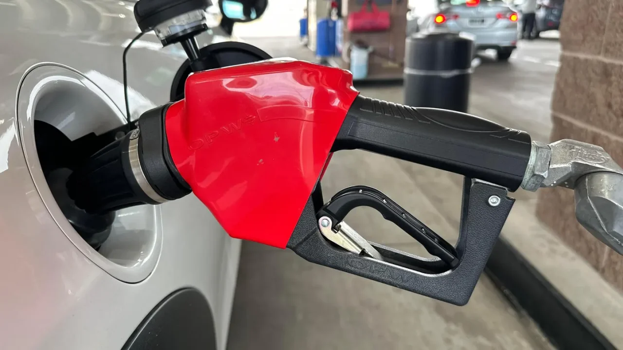 Precios de la gasolina en EU se acercan a los 4 dólares