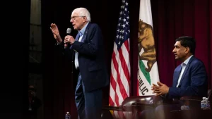 El senador Bernie Sanders (I-VT) y el representante Ro Khanna (D-CA) celebraron una reunión pública centrada en gravar a los multimillonarios y el futuro de la IA. Foto de Benjamin Fanjoy/Getty Images