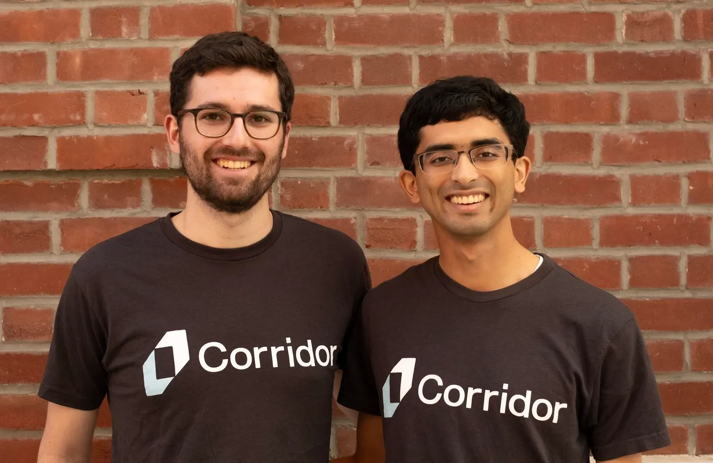 Estos fundadores de 26 años dejaron el Departamento de Seguridad de EU y crearon una startup cibernética de IA valorada en 200 mdd