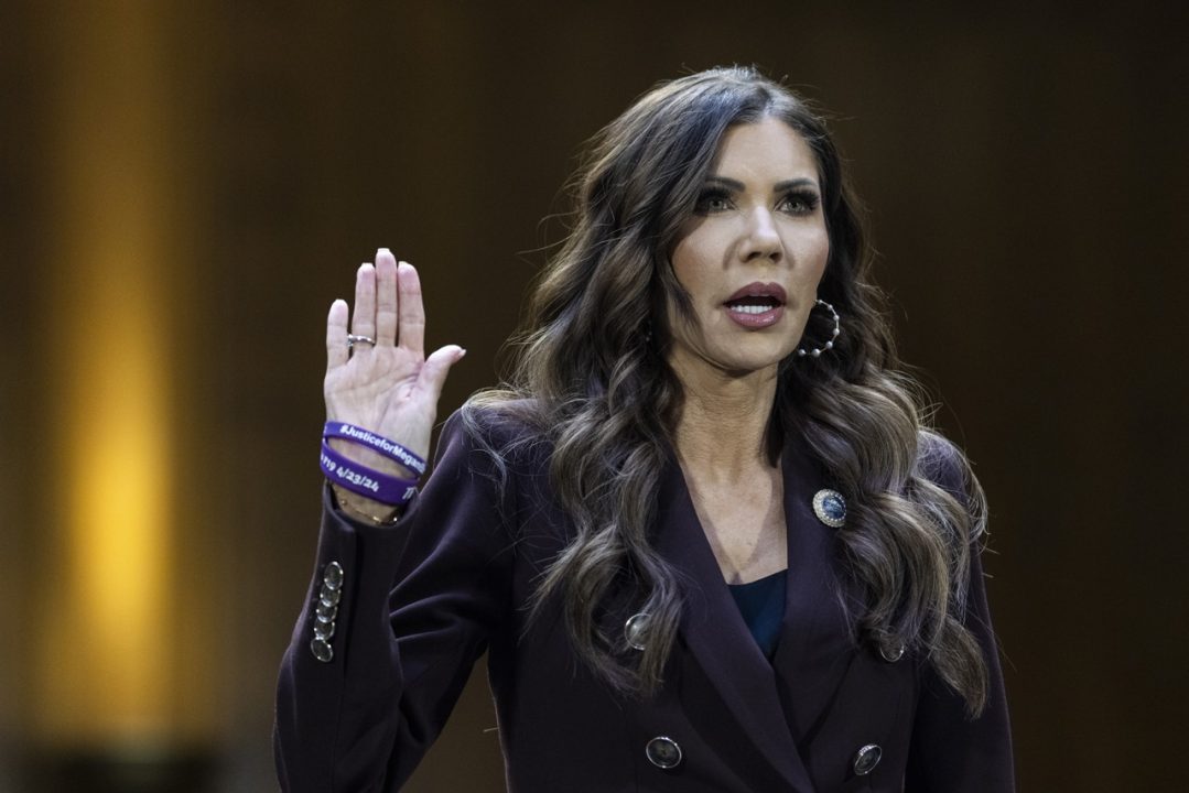 Escándalos de Kristi Noem revelan la hipocresía detrás de llamar criminales a los inmigrantes