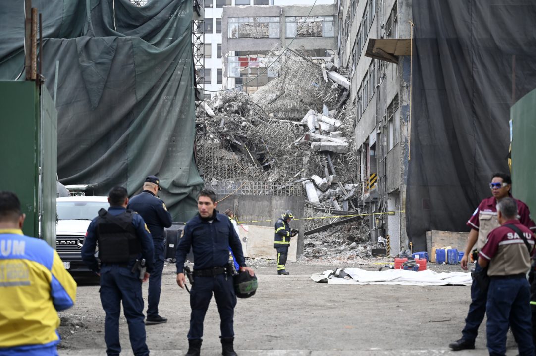 Derrumbe de edificio en CDMX deja un muerto