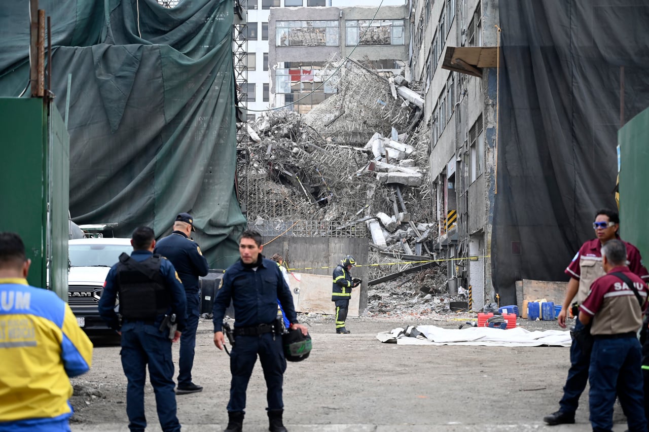 Derrumbe de edificio en CDMX deja un muerto