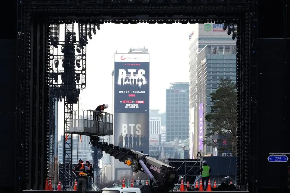 Los trabajadores se preparan antes de un concierto de regreso de la banda de K-pop BTS en la plaza Gwanghwamun de Seúl, Corea del Sur.
Copyright 2026 The Associated Press. Todos los derechos reservados.