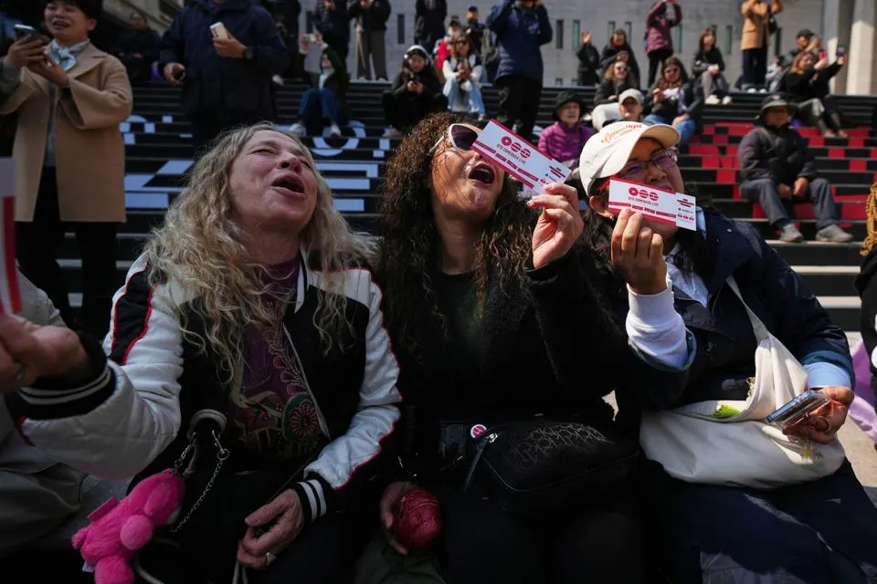Los fans de la banda de K-pop BTS que no pudieron conseguir entradas para un concierto reaccionan con productos hechos por fans cerca de un escenario para un concierto del grupo de K-pop BTS en Seúl, Corea del Sur.
Copyright 2026 The Associated Press. Todos los derechos reservados