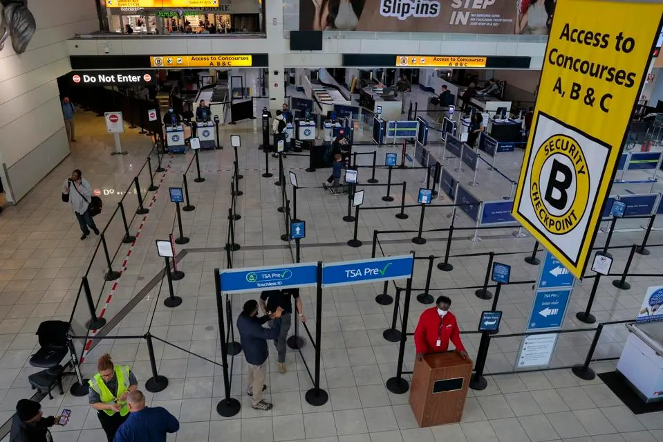 Las filas de seguridad en los aeropuertos en EU vuelven a la normalidad tras pagar a empleados de la TSA