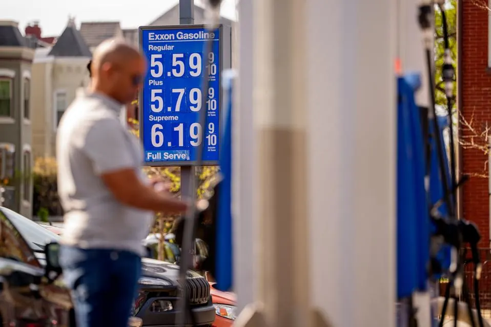 El alza en la gasolina crea un ‘muro psicológico’ que podría afectar las vacaciones de verano para los estadounidenses