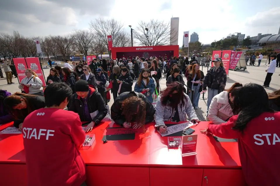 Fans de la banda de K-pop BTS escriben mensajes para BTS en una zona de fans promocionando el álbum informativo de BTS cerca del río Han en Seúl, Corea del Sur, el viernes.
Copyright 2026 The Associated Press. Todos los derechos reservados