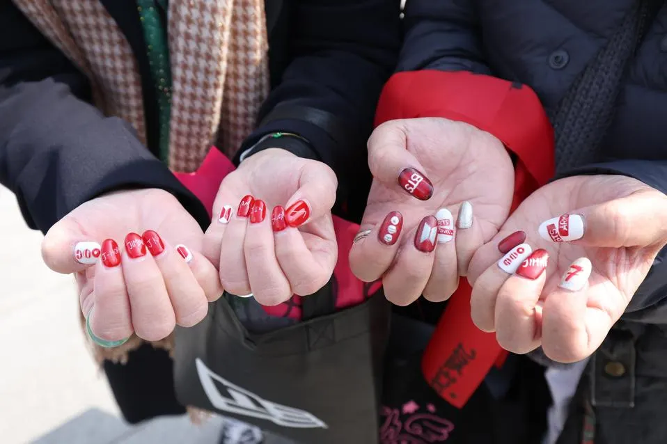 Los fans de la boy band de K-pop BTS comparten un momento antes del concierto de regreso de la boy band de K-pop BTS.
Getty Images