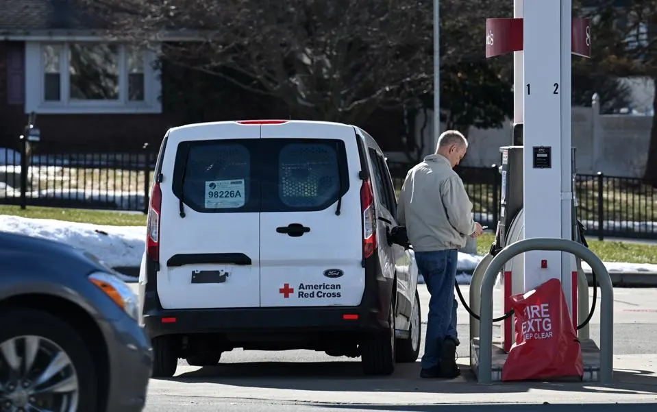La gasolina está por encima de 3 dólares el galón en EU, mientras los precios suben 60 centavos