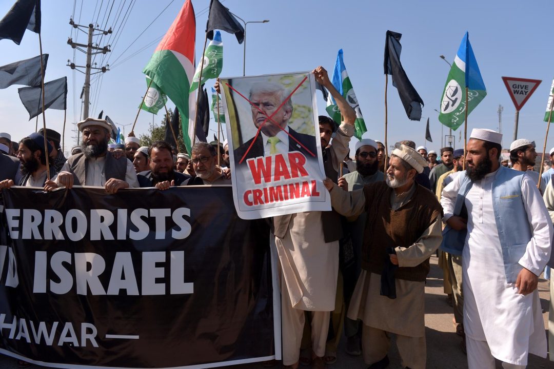 Tras primeras bajas de EU en la guerra con Irán, encuesta señala un desafío para Trump