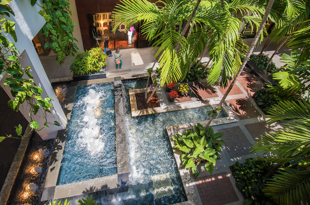 Bal Harbour Shops ha trascendido su función comercial para convertirse en un termómetro del lujo global.