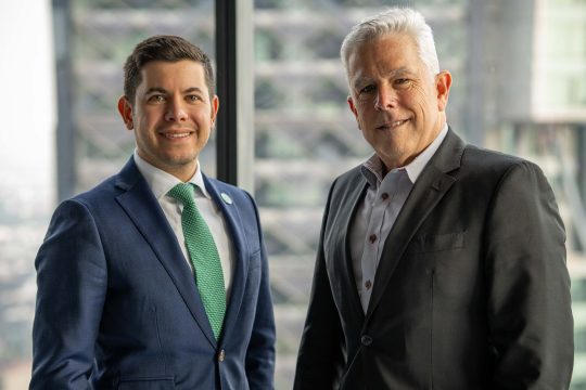 Seth E. Salver, Alcalde de Bal Harbour, y Jorge González, Director General del distrito.