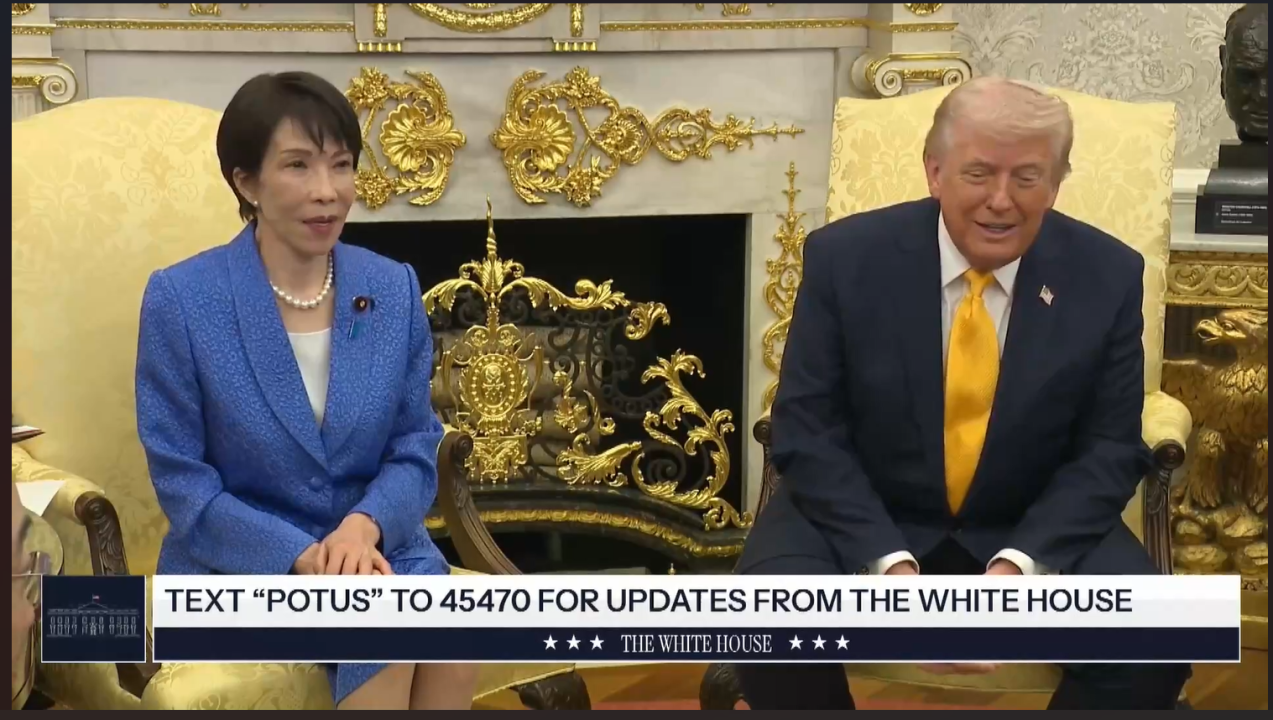 Trump bromea sobre Pearl Harbor con primera ministra de Japón al lado