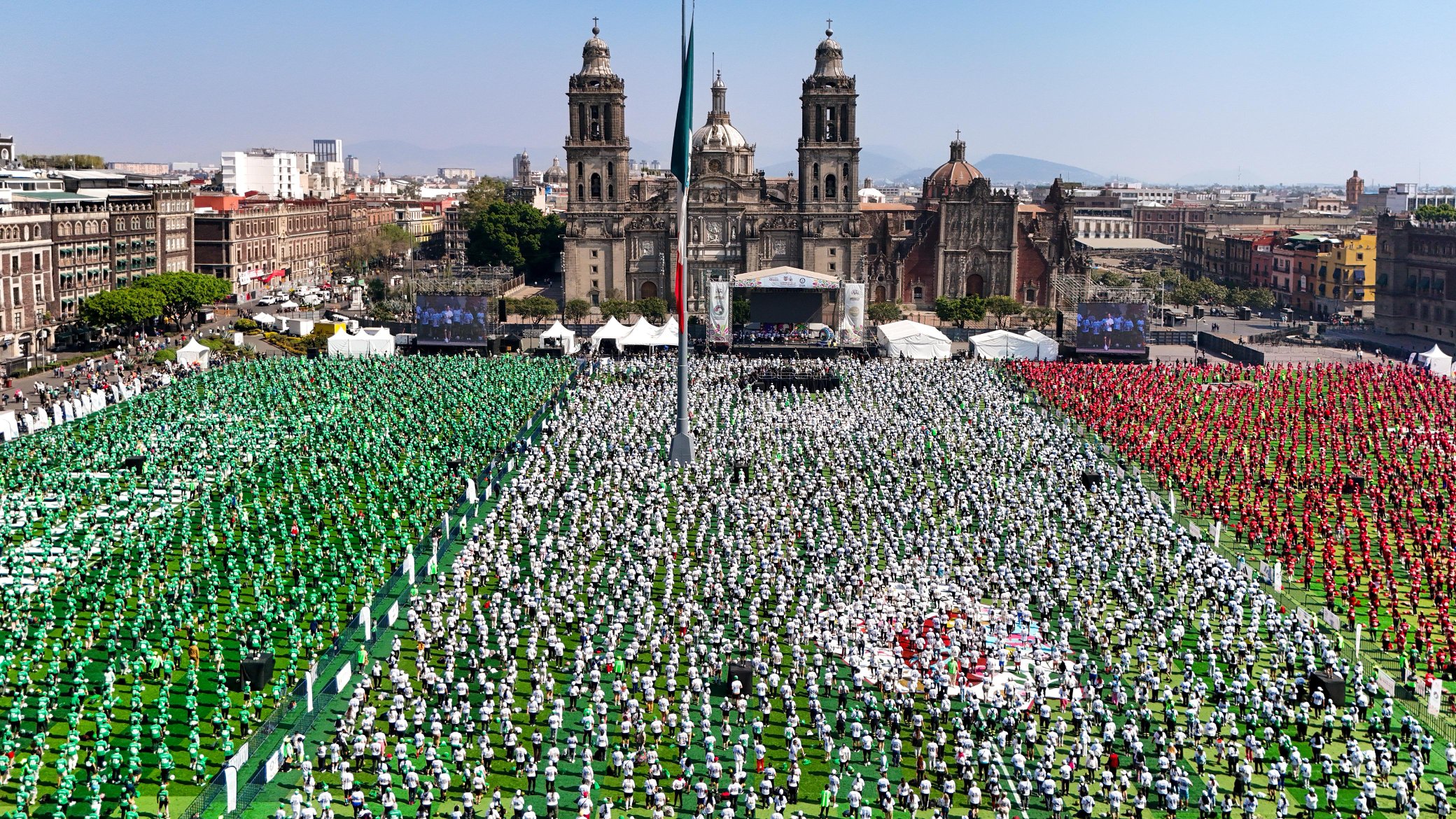 CDMX bate récord Guinness de la mayor clase de futbol