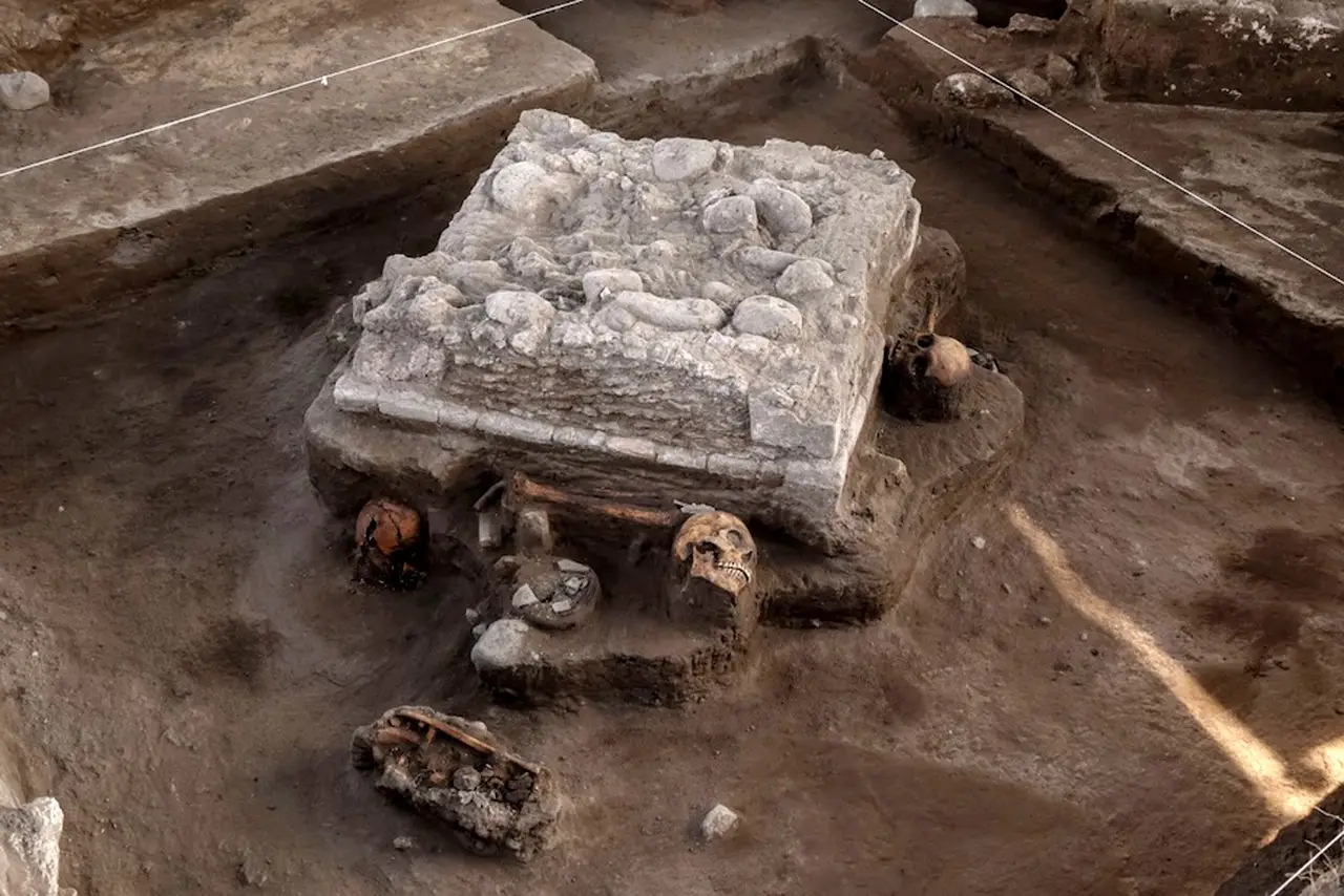 INAH descubre altar y ofrendas afuera de la zona arqueológica de Tula