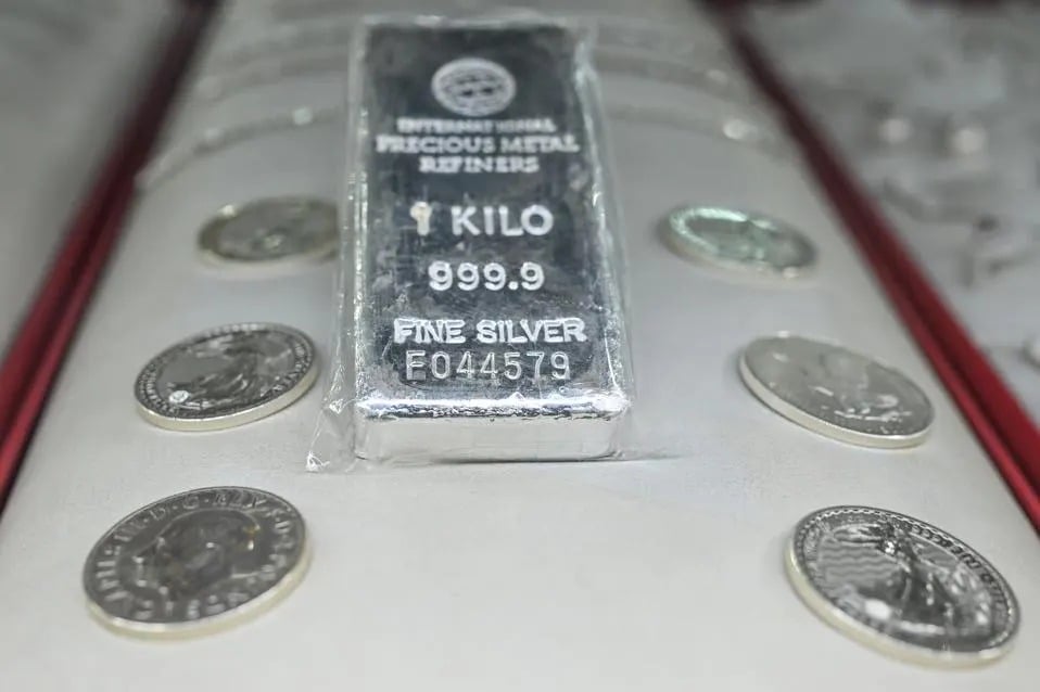 Plata cae 8% en medio de mensajes contradictorios sobre negociaciones con Irán