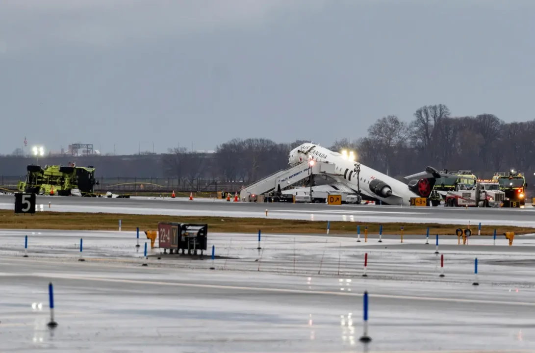 Dos personas mueren tras colisión entre un avión y camión de bomberos en aeropuerto de Nueva York