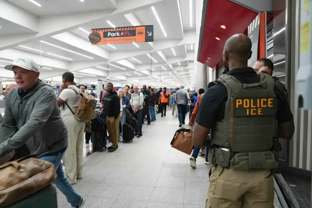 Trump dice que los agentes de ICE que trabajan en la TSA en aeropuertos no deben usar mascarillas
