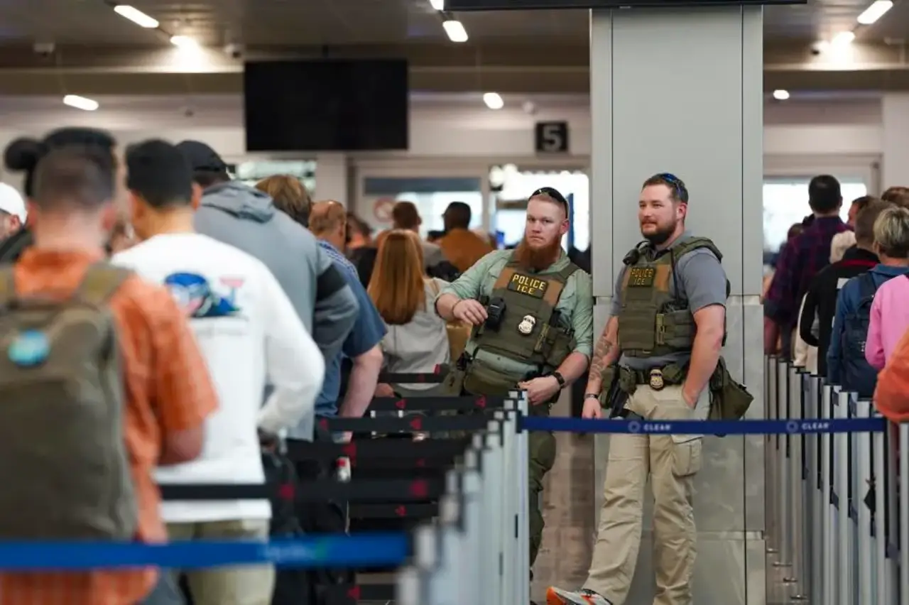 Delta elimina beneficio de saltarse filas para congresistas mientras tiempos de espera de 4 horas afectan aeropuertos de Atlanta y Houston