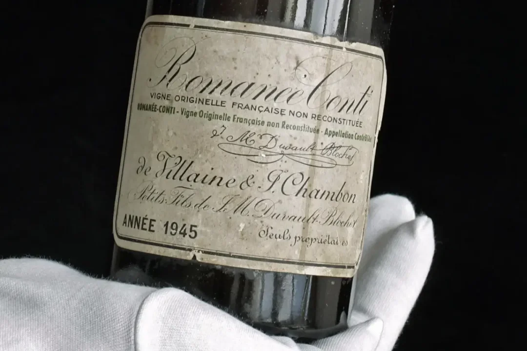Una botella de vino francés de 1945 se vendió por 812,500 dólares, batiendo un récord en una subasta de vinos