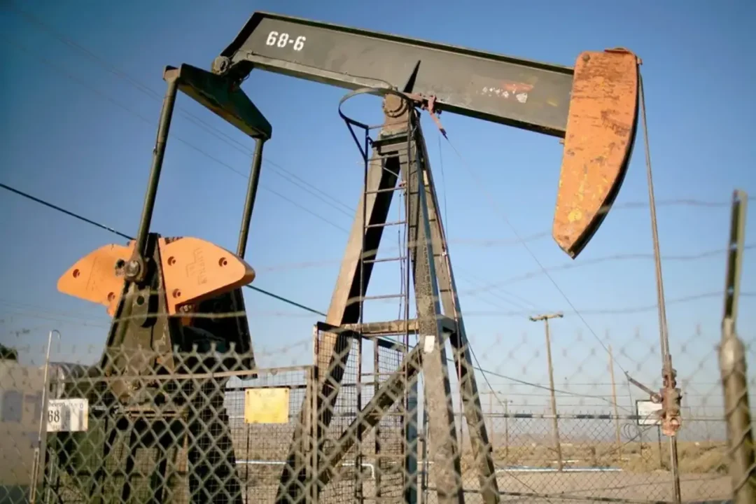 Crudo Brent cotiza casi sin variación tras retraso de ataques de Trump a centrales eléctricas en Irán