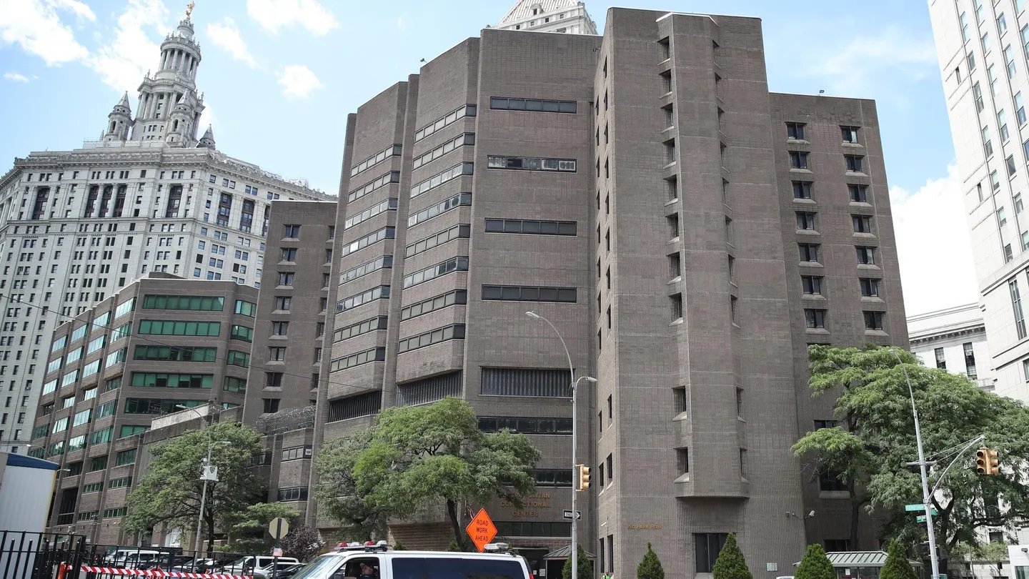 Guardia de prisión de NY bajo escrutinio por muerte de Epstein