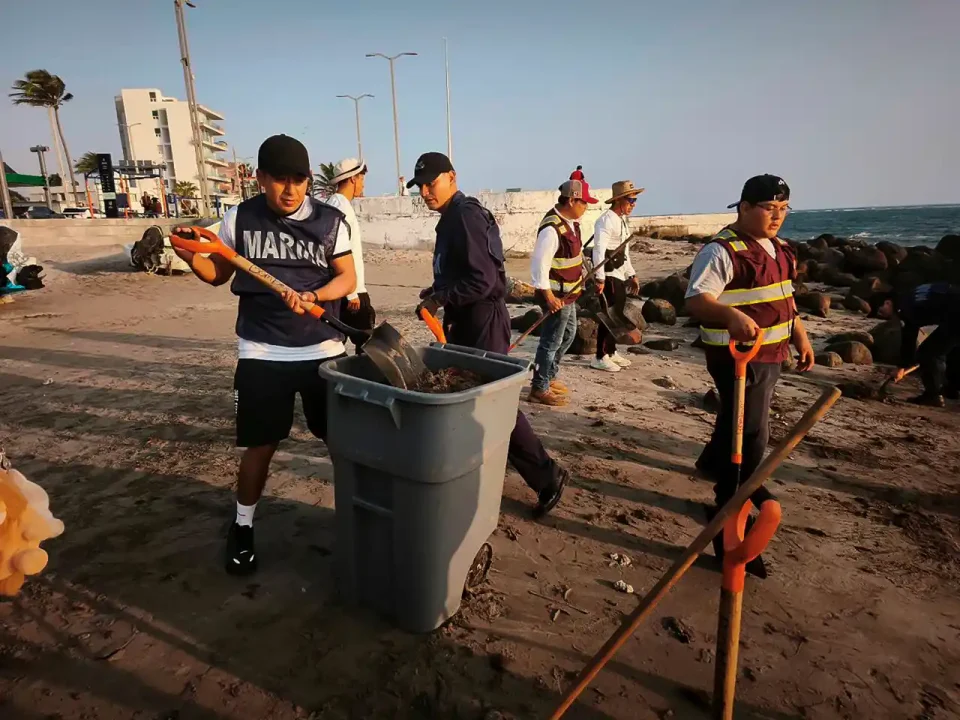 Tras un mes del derrame de crudo en el Golfo de México, siguen dudas sobre daños y origen