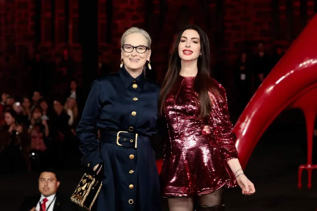 Meryl Streep y Anne Hathaway deslumbran en pasarela por estreno de ‘El diablo viste a la moda 2’ en México