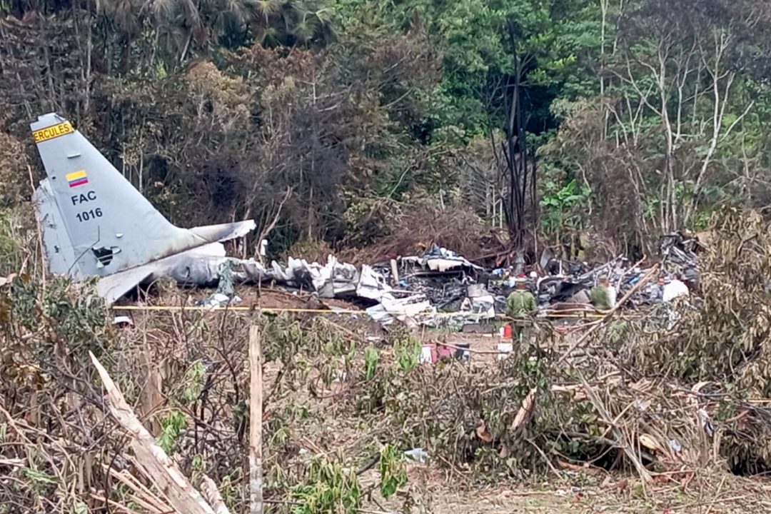 Sube a 34 número de militares muertos en accidente de avión en Colombia