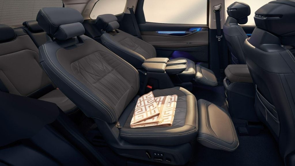 Interiores, triple fila y soporte para pies de Ford Edge 26MY.