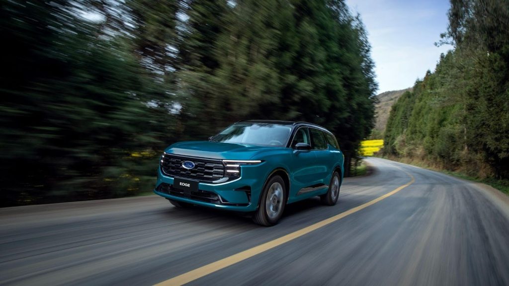 Ford Edge 26MY en carretera.