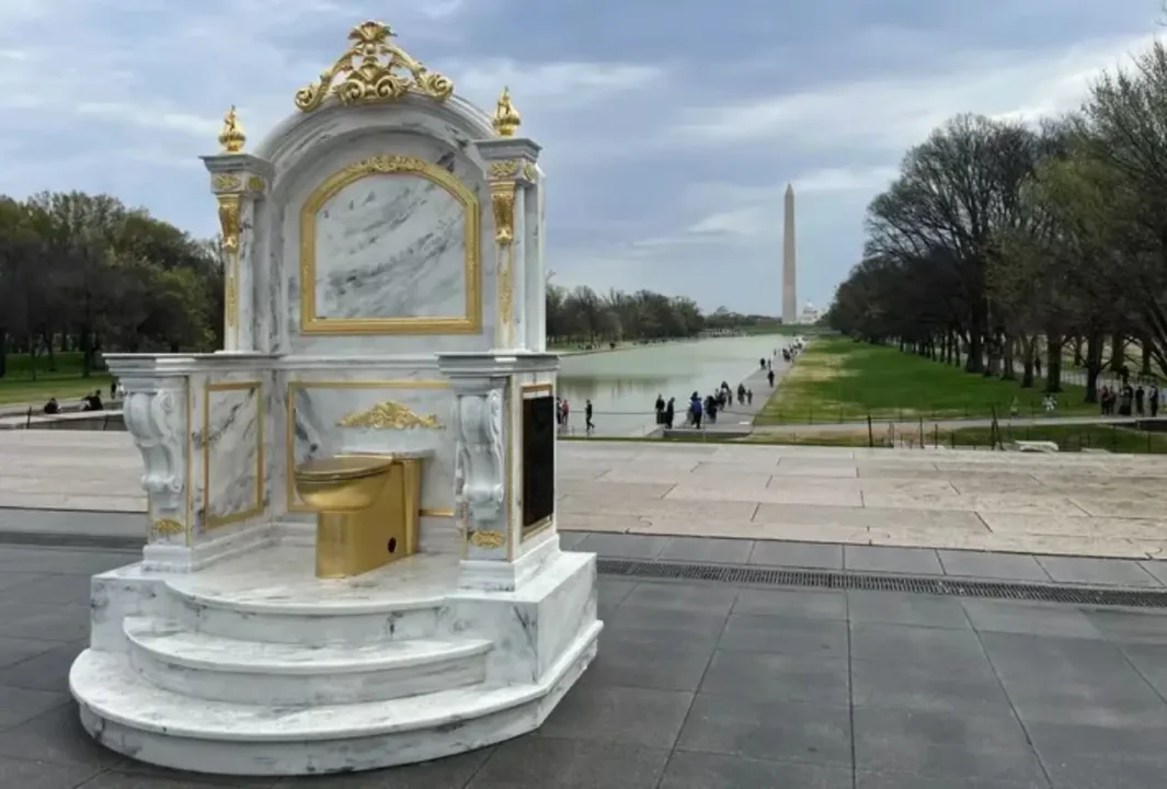 Estatua de inodoro dorado que critica a Trump aparece en el National Mall