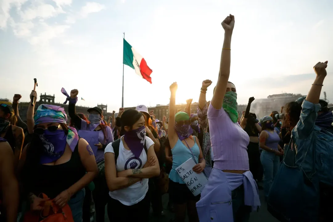 La marcha del 8M en Ciudad de México culmina con represión policial en el Zócalo