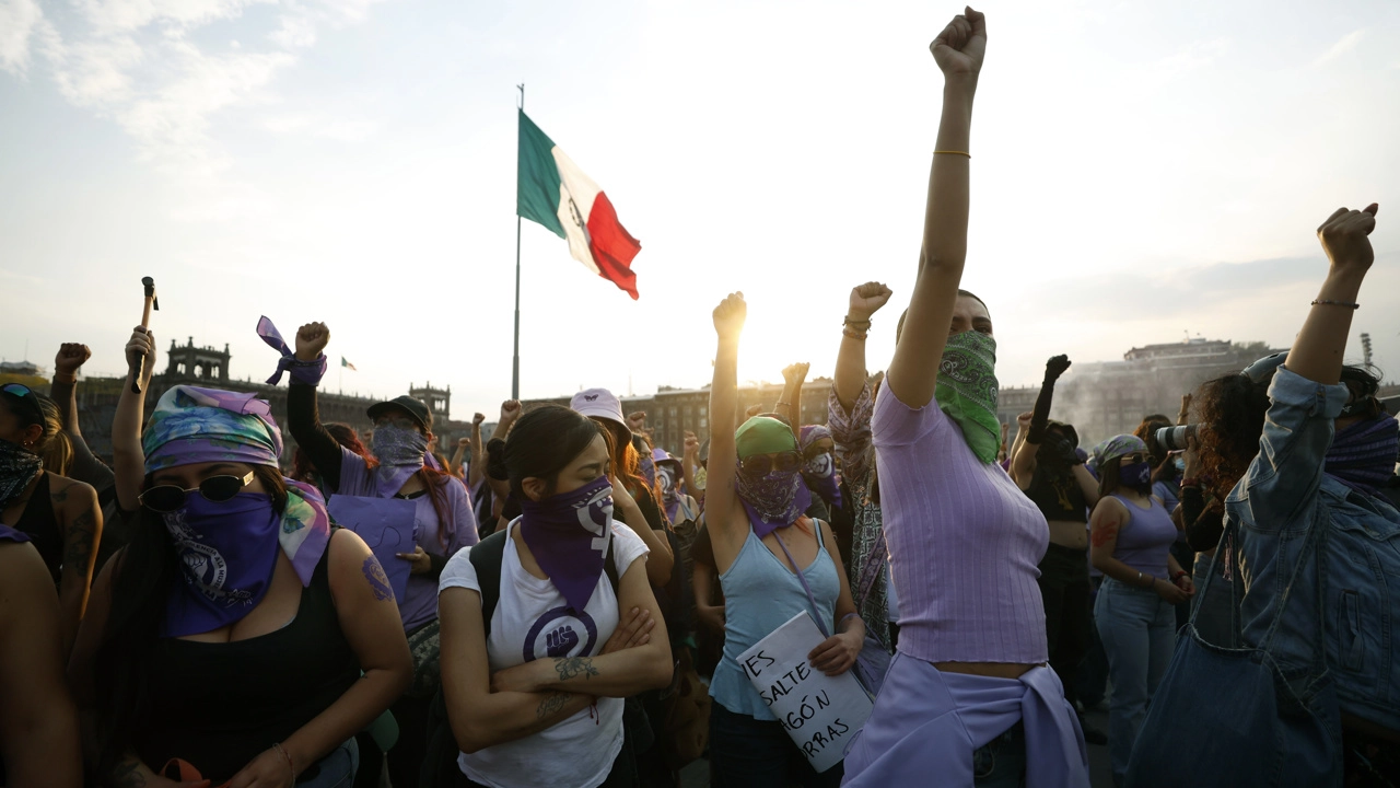 Sheinbaum afirma que los sucesos violentos fueron ‘minoritarios’ en las marchas del 8M