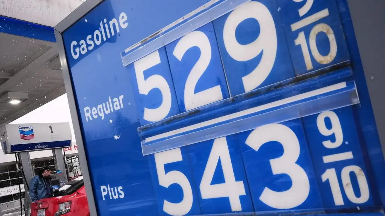 Economistas advierten que aumento en precios del petróleo podría llevar a Estados Unidos a una recesión