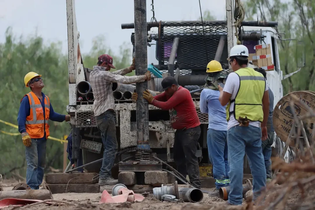 Rescatan con vida a uno de los cuatro mineros atrapados tras derrumbe de mina de Sinaloa