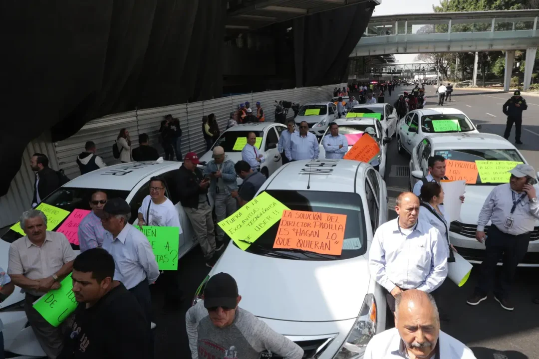 Taxistas retiran bloqueos en el AICM tras llegar a acuerdo sobre aplicaciones de transporte