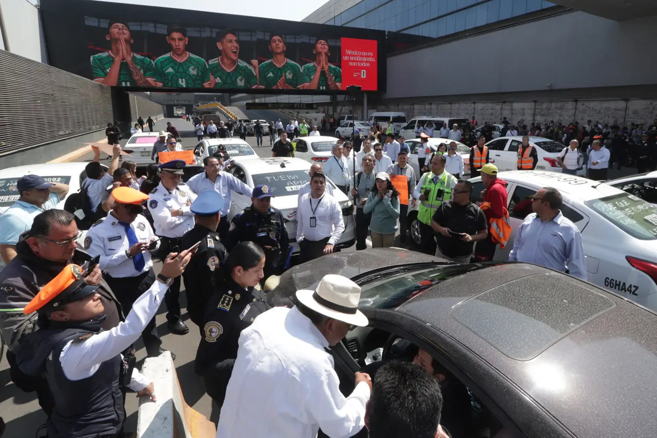 Sheinbaum urge diálogo entre taxistas y plataformas tras bloqueos en el AICM